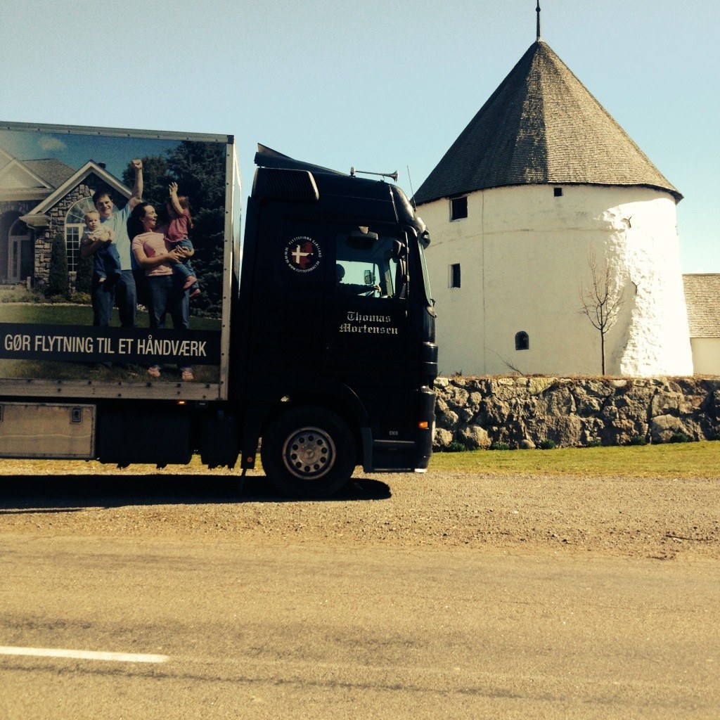 Lastbil ved kirke på bornholm