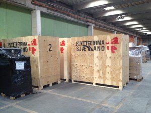 Møbelcontainere Her kan du se en møbelcontainer eller også kaldet flyttelift af ældre flyttefirmaer, hvis du ikke har særlig mange ting kan det godt betale sig at tage en container til din opbevaring da du så kan få leveret containeren til din næste flytning. Derved spare en masse penge :)