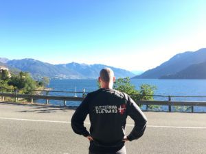 Flyttemand i Italien ved en sø