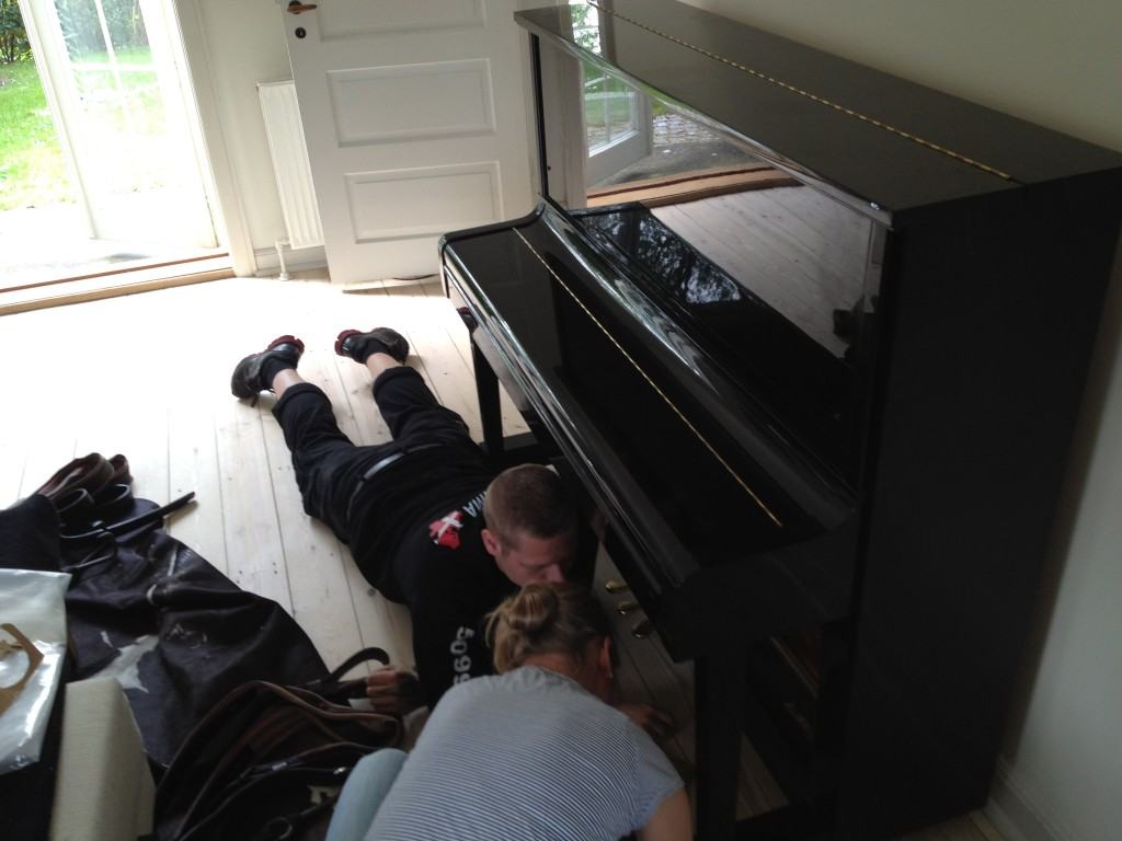 Flyttemand hjælper kunde med klaver