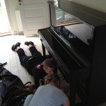 Flyttemand hjælper kunde med klaver
