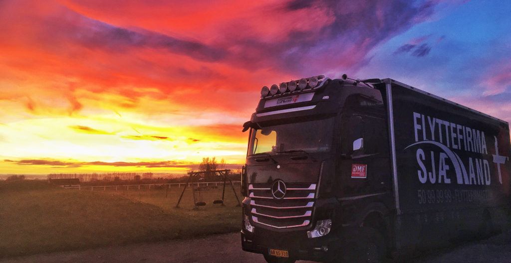Flyttefirma Sjælland lastbil ved sol nedgang i sverige